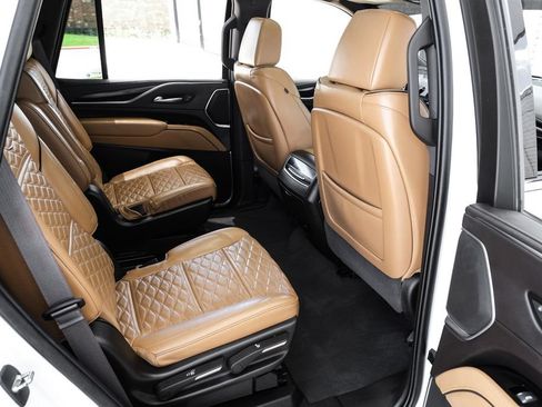 Used 2023 Cadillac Escalade Premium Luxury AWD/4WD image 41