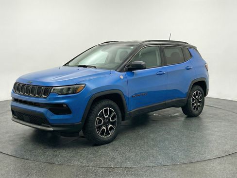 Used 2025 Jeep Compass Trailhawk w/ Trailer Tow Group AWD/4WD image 3