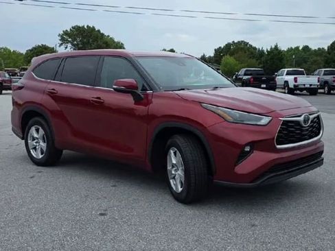 Used 2024 Toyota Highlander LE FWD image 2