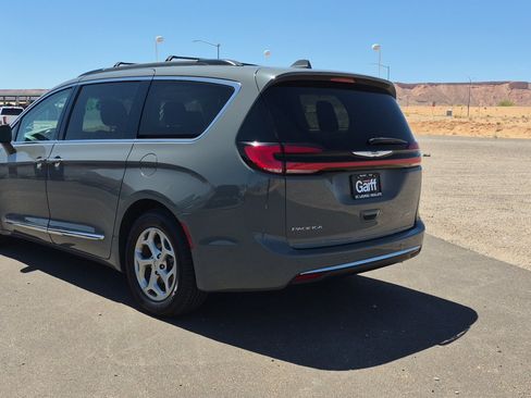 Used 2022 Chrysler Pacifica Limited FWD image 5