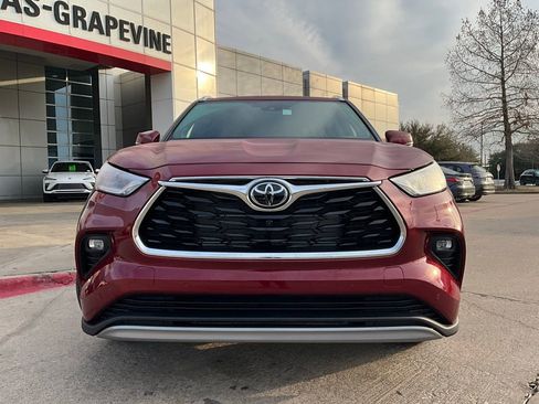 New 2026 Toyota Highlander Platinum image 3