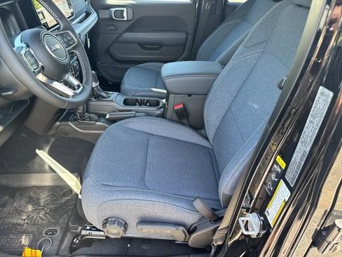 New 2026 Jeep Wrangler Unlimited Rubicon w/ Rockslide Package AWD/4WD image 9