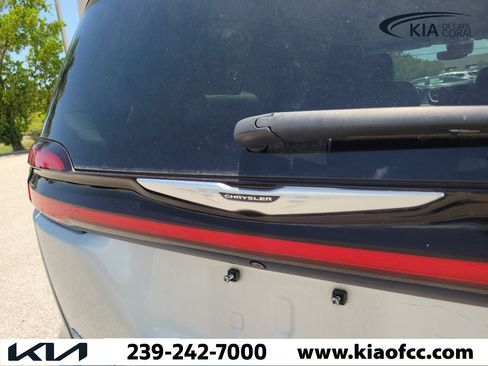 Used 2023 Chrysler Pacifica Touring-L FWD image 11