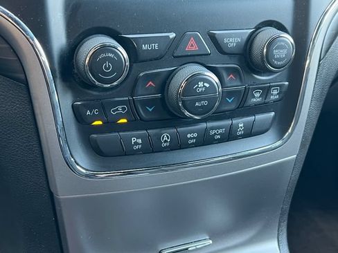 Used 2019 Jeep Grand Cherokee Laredo AWD/4WD image 23