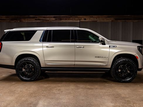 Used 2024 GMC Yukon XL Denali w/ Advanced Technology Package image 11