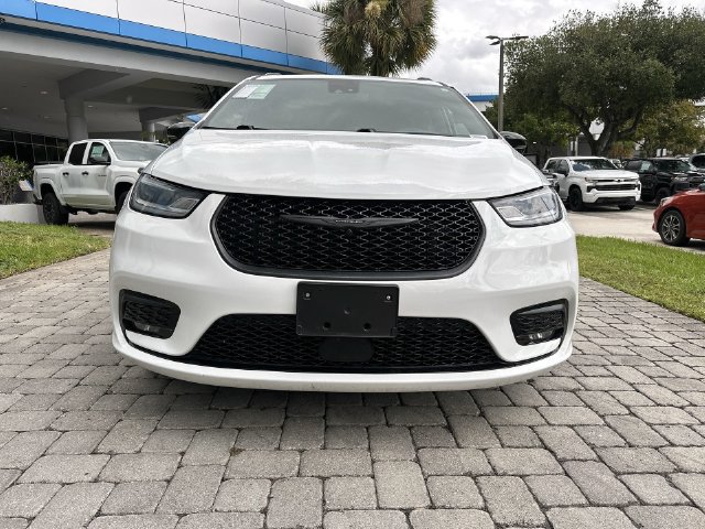 Used 2025 Chrysler Pacifica Limited FWD image 19