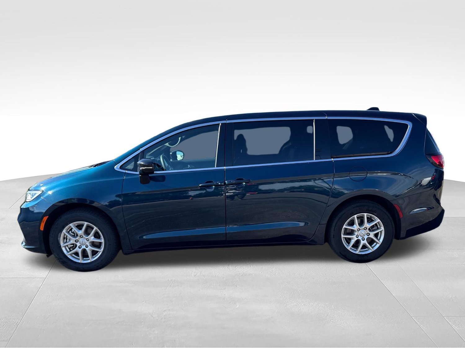 Used 2025 Chrysler Pacifica Select FWD image 2