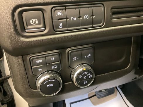 Used 2024 GMC Yukon XL SLT image 21