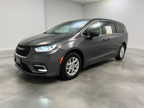Used 2023 Chrysler Pacifica Touring-L image 3