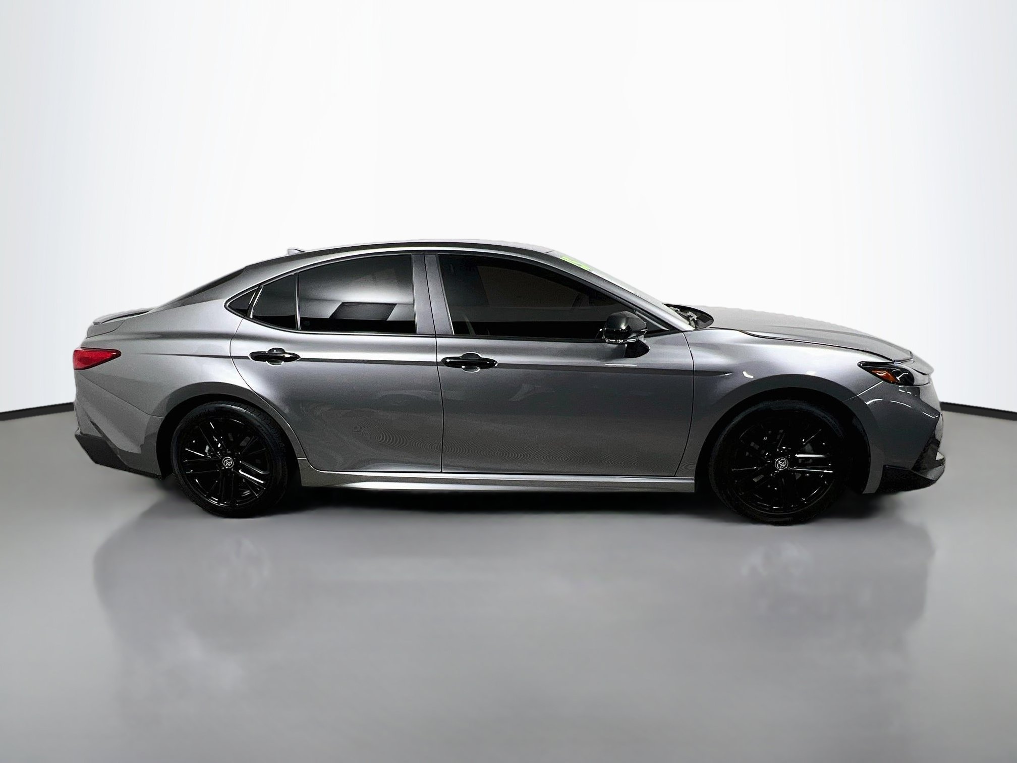 Used 2025 Toyota Camry SE FWD image 3