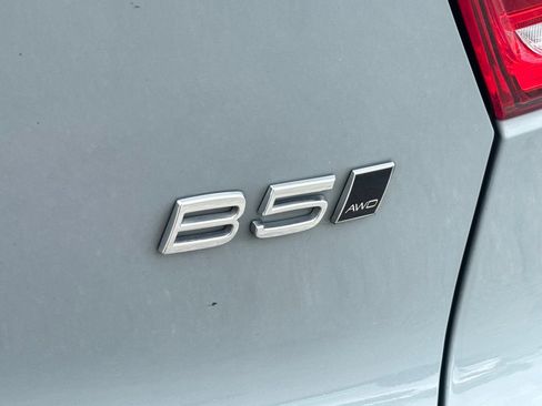 Used 2024 Volvo XC40 B5 Plus AWD/4WD image 3