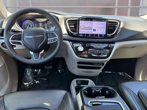 Used 2023 Chrysler Pacifica Touring-L FWD image 12