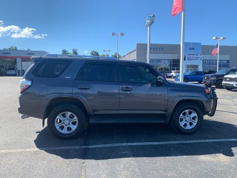 Used 2017 Toyota 4Runner SR5 Premium AWD/4WD image 2