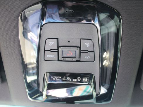 Used 2023 Toyota Venza XLE image 39