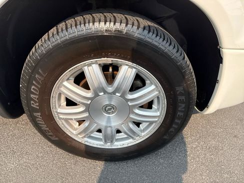 Used 2005 Chrysler Town & Country Touring FWD image 31