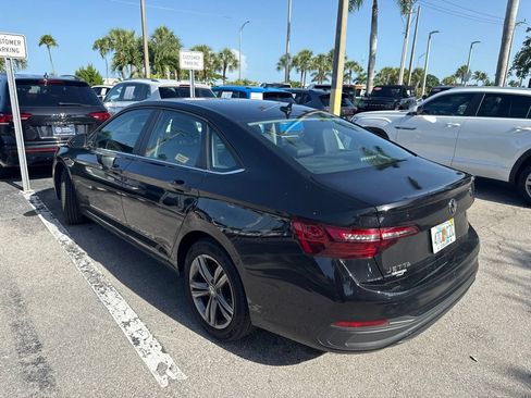 Used 2024 Volkswagen Jetta SE w/ Panoramic Sunroof Package FWD image 4