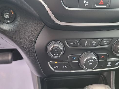 Used 2019 Jeep Cherokee Latitude Plus w/ Cold Weather Group AWD/4WD image 22