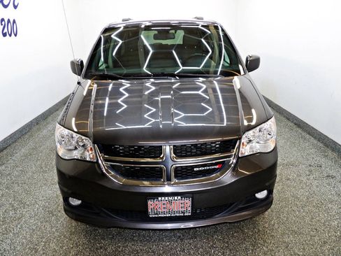 Used 2019 Dodge Grand Caravan SXT FWD image 2