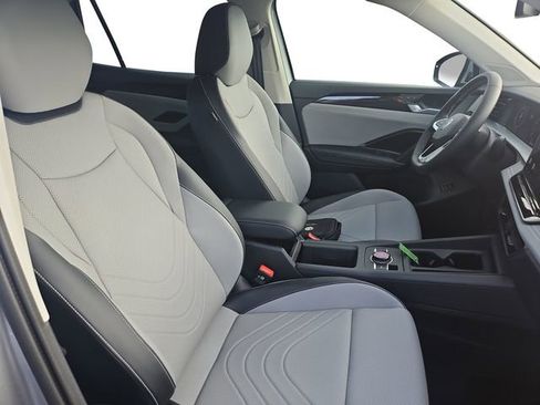 New 2025 Volkswagen Tiguan SE AWD/4WD image 22