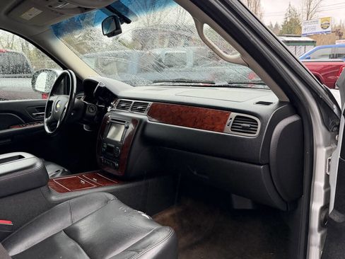 Used 2013 Chevrolet Suburban LTZ image 17