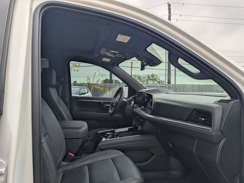 Used 2025 Chevrolet Tahoe Z71 w/ Z71 Off-Road Package AWD/4WD image 15