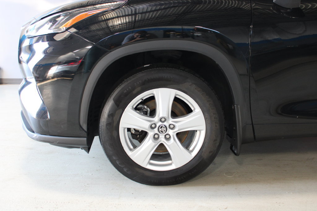 Used 2022 Toyota Highlander LE AWD/4WD image 4