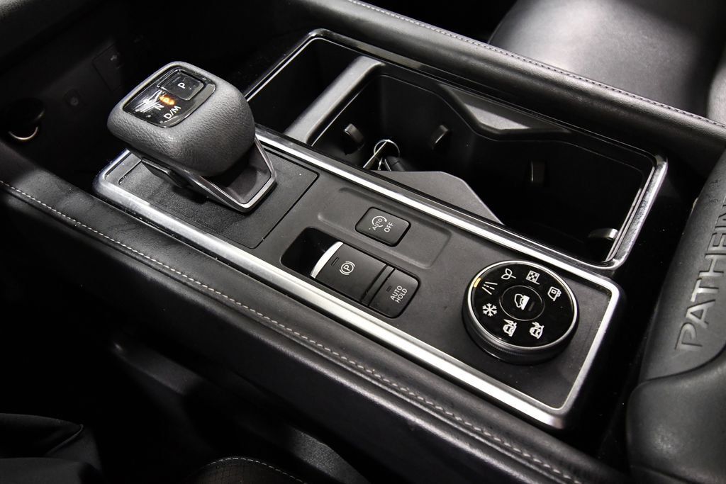 Used 2024 Nissan Pathfinder SL AWD/4WD image 28