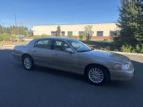Used 2004 Lincoln Town Car Signature image 3