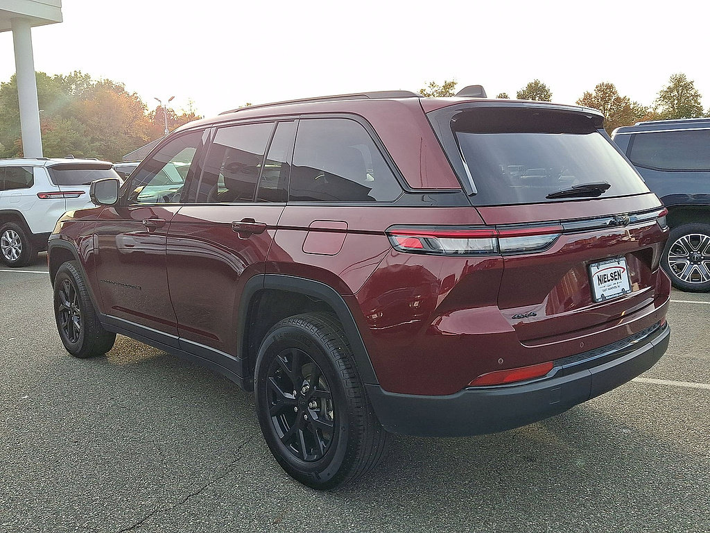 Used 2024 Jeep Grand Cherokee Altitude AWD/4WD image 28