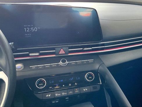 Used 2025 Hyundai Elantra Limited image 10