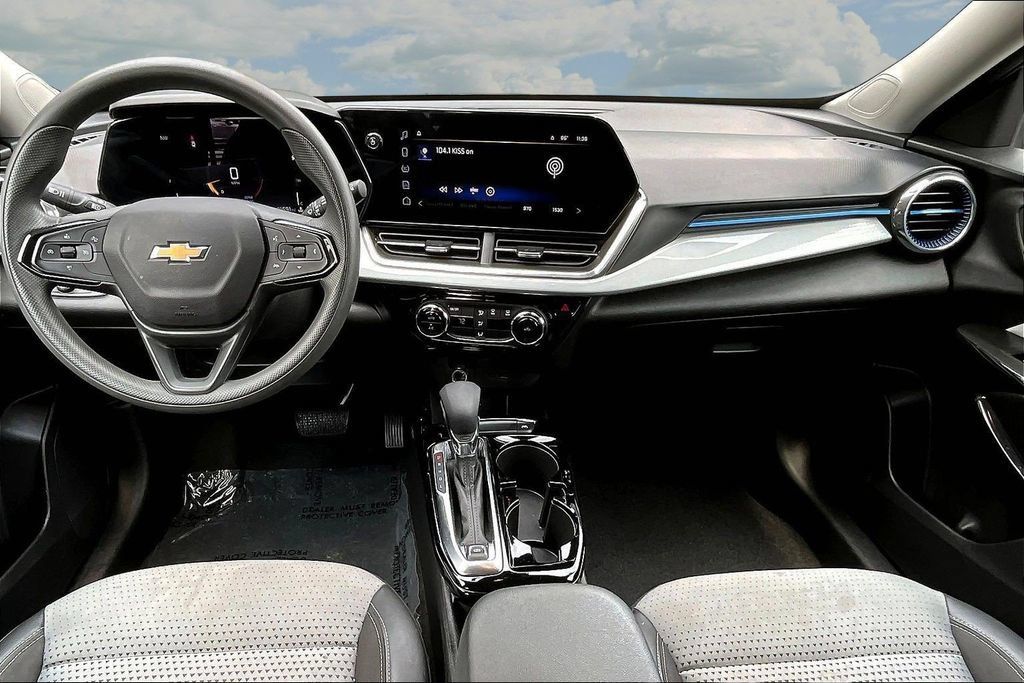 Used 2025 Chevrolet Trax LT FWD image 9