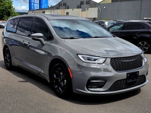 Used 2022 Chrysler Pacifica Limited w/ S Appearance Package FWD image 1