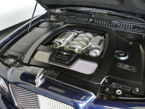 Used 2009 Bentley Azure RWD image 10