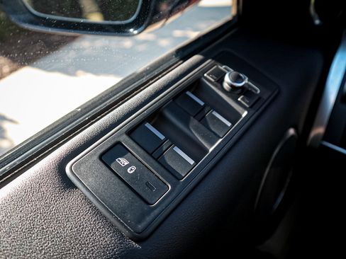 Used 2017 Land Rover Range Rover Sport HSE image 15