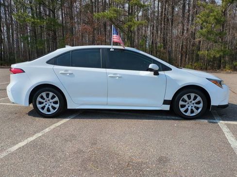 Used 2022 Toyota Corolla LE image 3