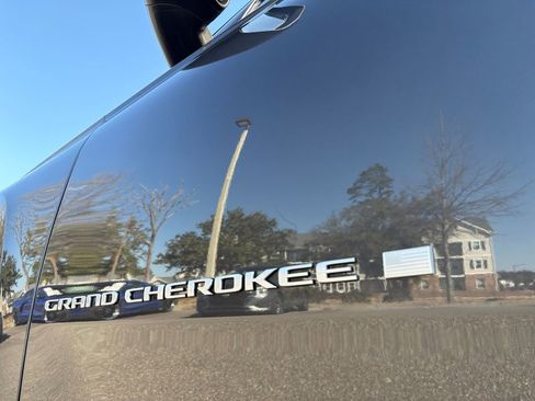 New 2026 Jeep Grand Cherokee Laredo image 9