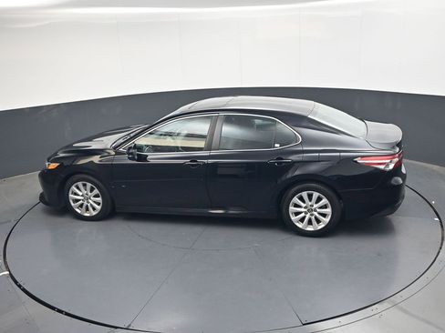 Used 2018 Toyota Camry LE w/ Moonroof Package FWD image 19