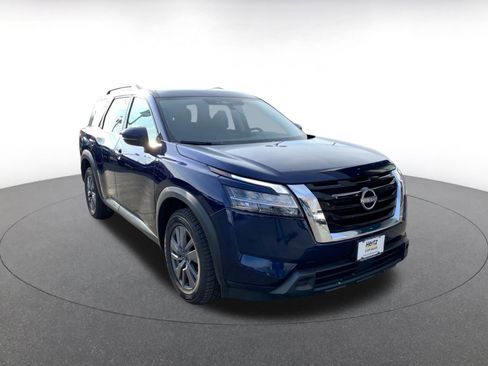 Used 2025 Nissan Pathfinder SV image 1