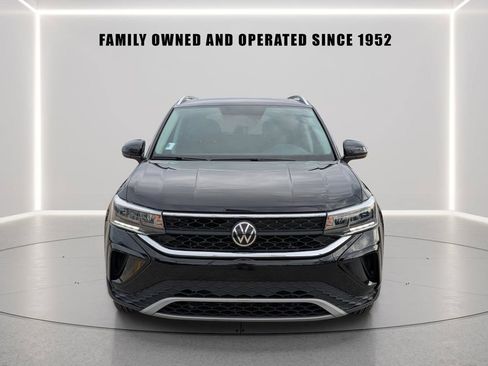 Used 2022 Volkswagen Taos SE w/ Panoramic Sunroof Package FWD image 6