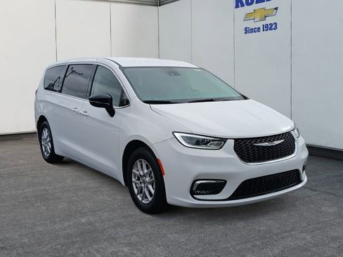 Used 2024 Chrysler Pacifica Touring-L image 7