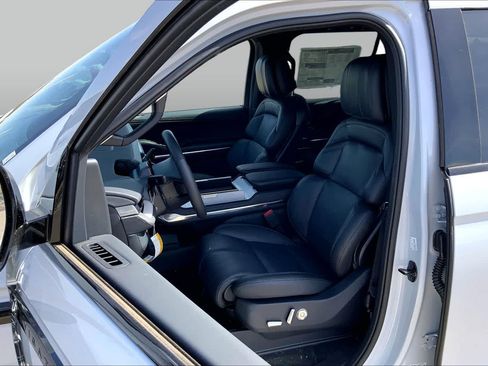 New 2026 Lincoln Navigator Reserve w/ Jet Appearance Package AWD/4WD image 9