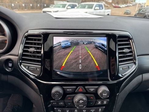 Used 2020 Jeep Grand Cherokee Altitude image 14