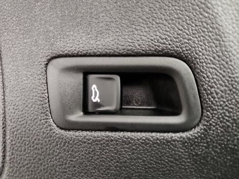 Certified 2025 Volkswagen Atlas SE w/ Panoramic Sunroof Package image 10