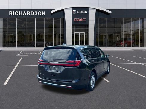 Used 2023 Chrysler Pacifica Touring-L FWD image 5
