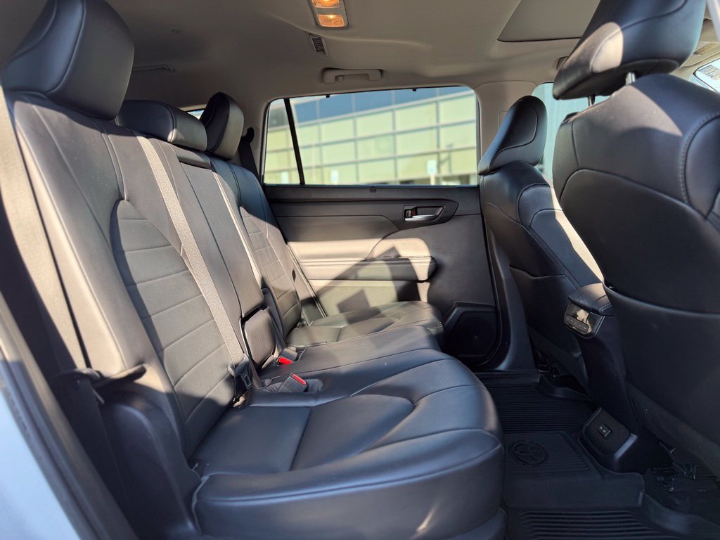 Used 2022 Toyota Highlander XLE AWD/4WD image 11