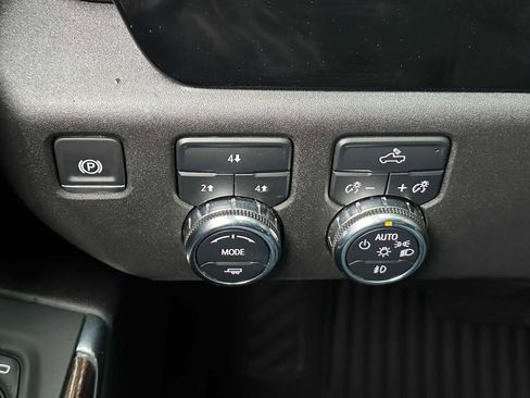 Used 2024 GMC Sierra 3500 SLE w/ SLE Convenience Package image 26