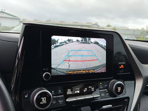 Certified 2024 Toyota Highlander XLE FWD image 30