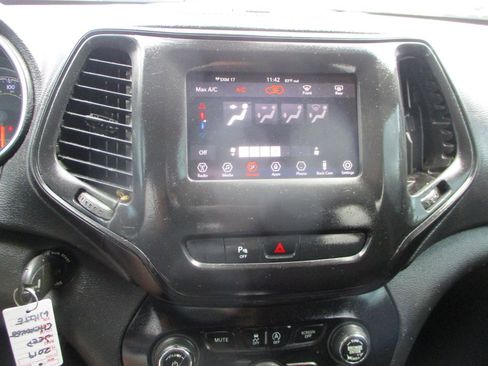 Used 2019 Jeep Cherokee Latitude w/ Popular Appearance Group FWD image 12