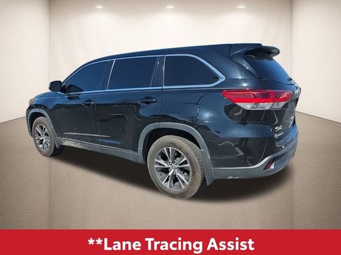 Used 2019 Toyota Highlander LE image 11