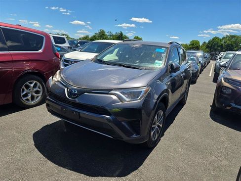 Used 2018 Toyota RAV4 LE AWD/4WD image 4